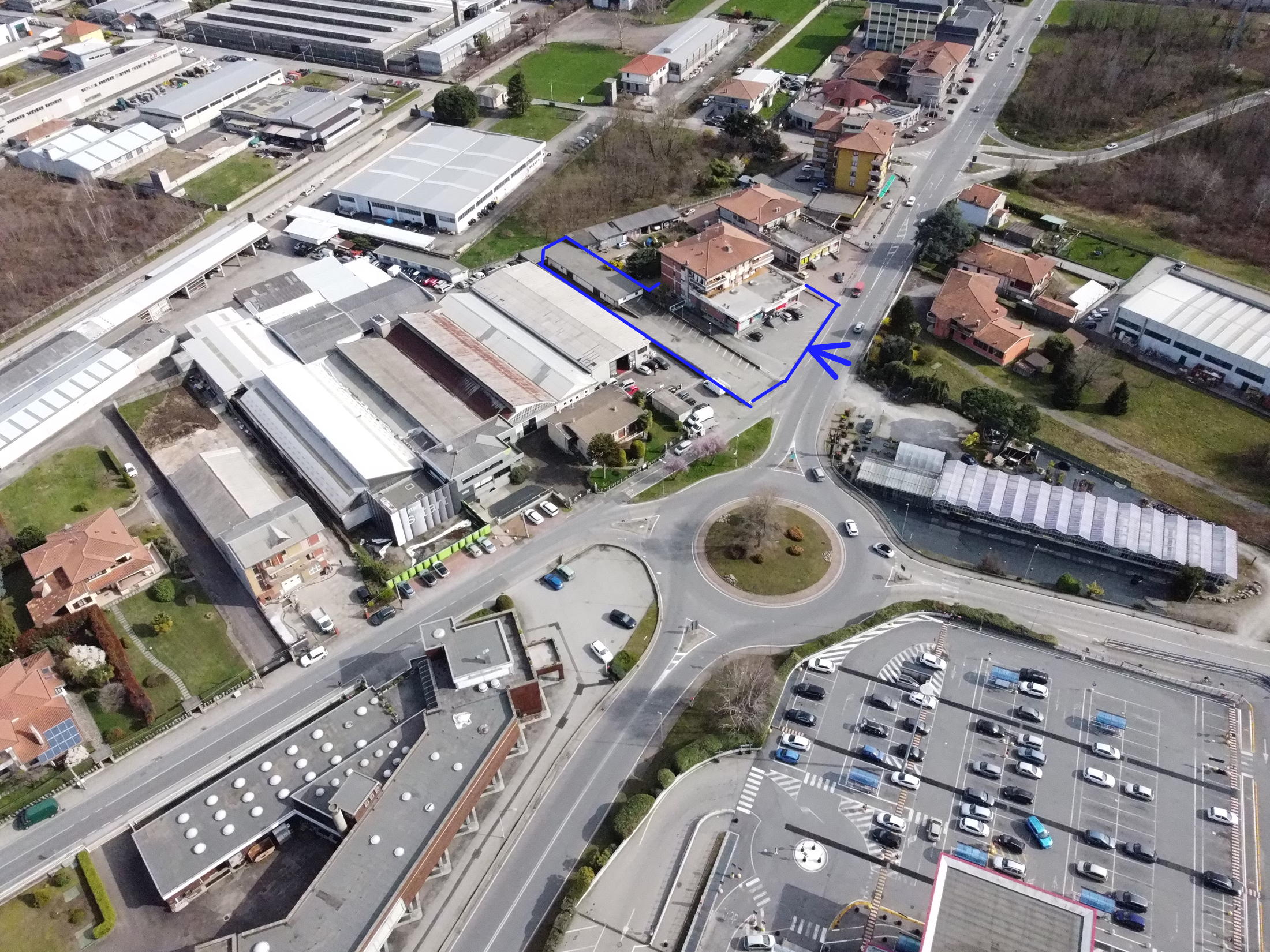 0 - Borgomanero  opportunità unica! Vendesi locali commerciali in posizione strategica Borgomanero