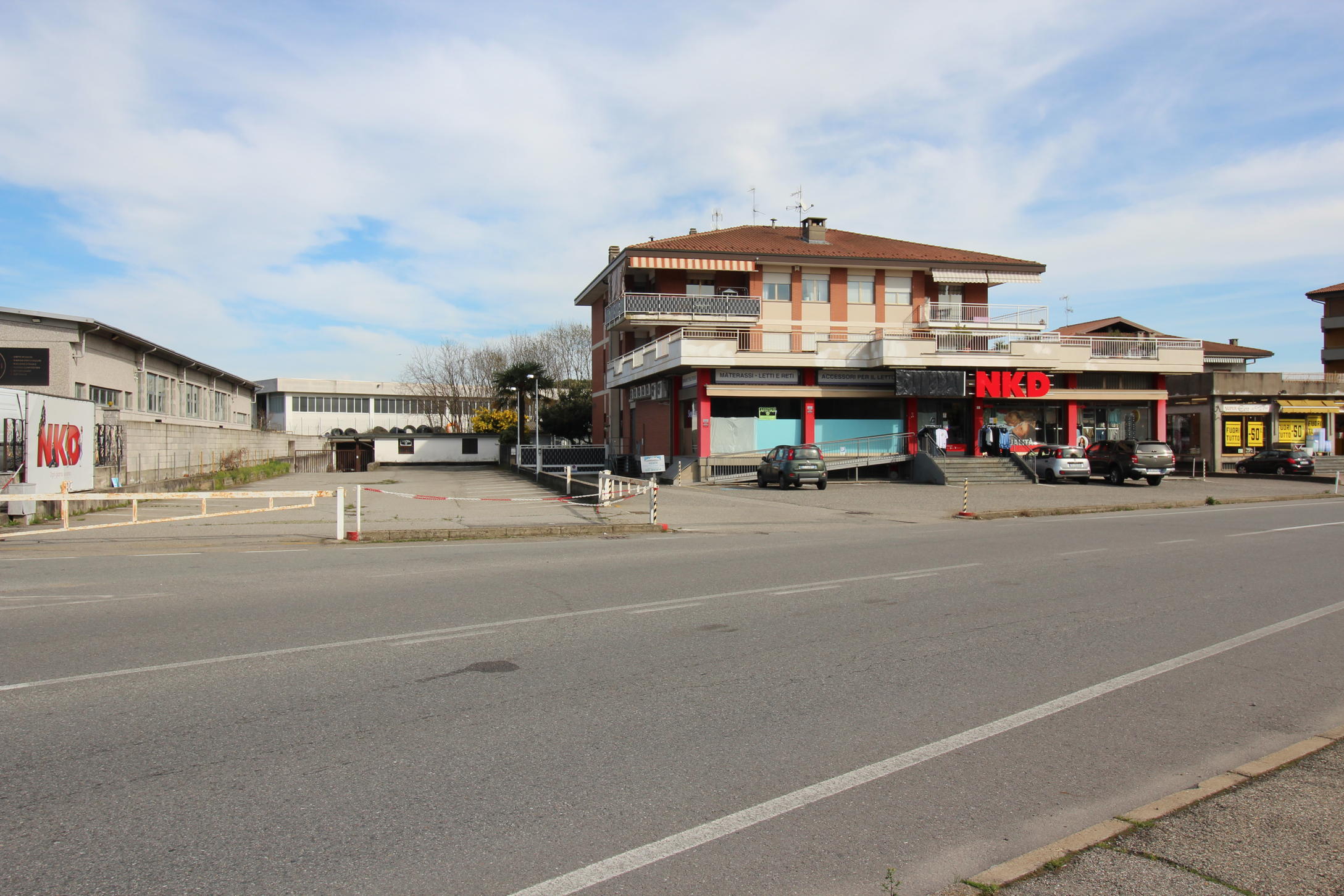 9 - Borgomanero  opportunità unica! Vendesi locali commerciali in posizione strategica Borgomanero