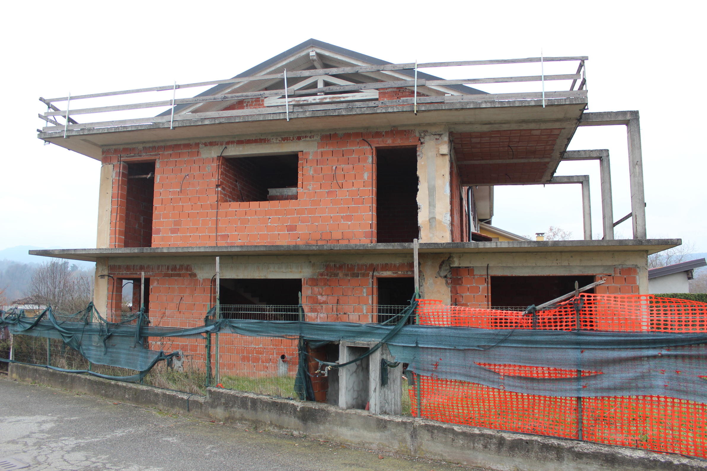 2 - Gargallo, a pochi km dal lago d’Orta villa libera su tre lati in fase di costruzione, Gargallo