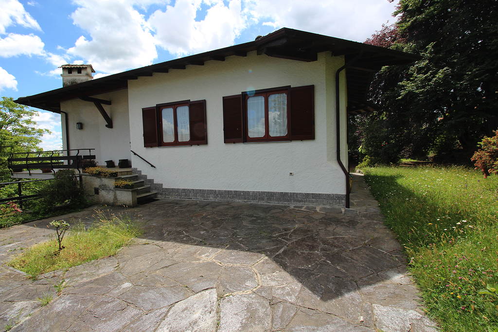 A Colazza, colline tra il Lago d’Orta e il Lago Maggiore, villa panoramica di circa 280 mq commerciali, immersa nel verde e nella tranquillità . COLAZZA 3 - A Colazza, colline tra il Lago d’Orta e il Lago Maggiore, villa panoramica di circa 280 mq commerciali, immersa nel verde e nella tranquillità . COLAZZA